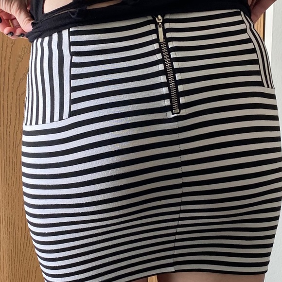 Black & White striped mini skirt Forever 21 size S - Picture 2 of 5